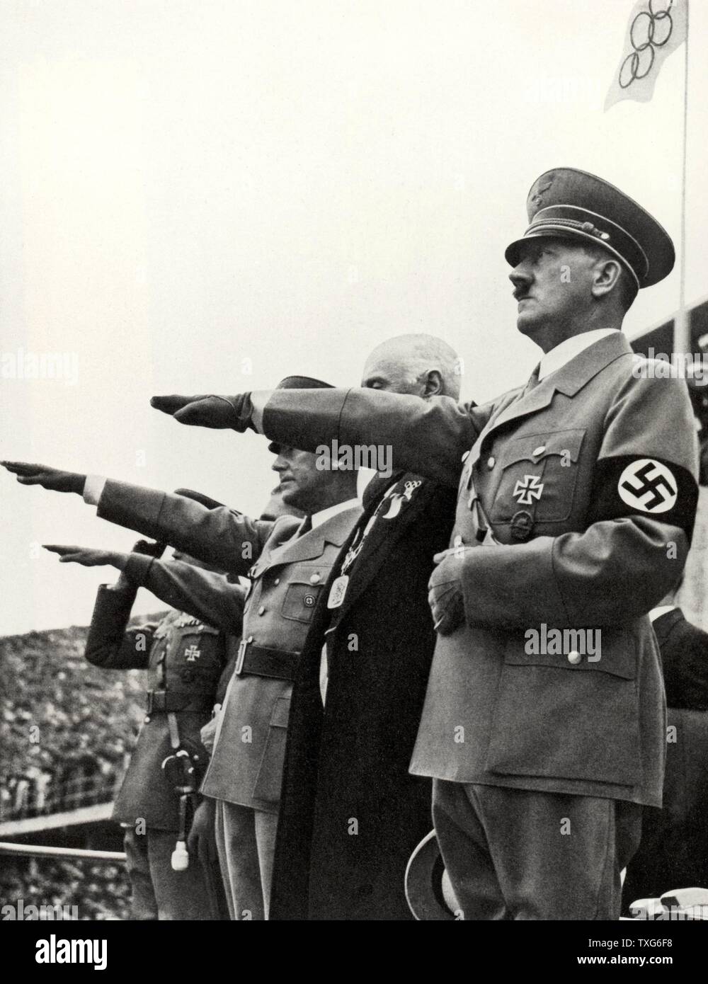 Führer tedesco Adolf Hitler assume la salute a ai Giochi Olimpici di Berlino nel 1936 Foto Stock
