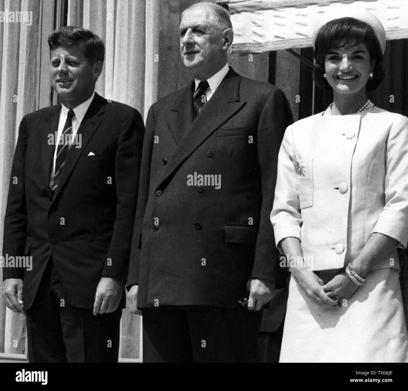 Il presidente americano John Kennedy, Presidente Charles de Gaulle e Jackie Kennedy a Parigi presso l'Elysee Palace Foto Stock