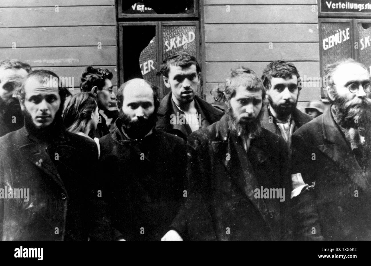 Rabbini ebrei catturati presi durante la distruzione del Ghetto di Varsavia, Polonia, 1943. Foto Stock