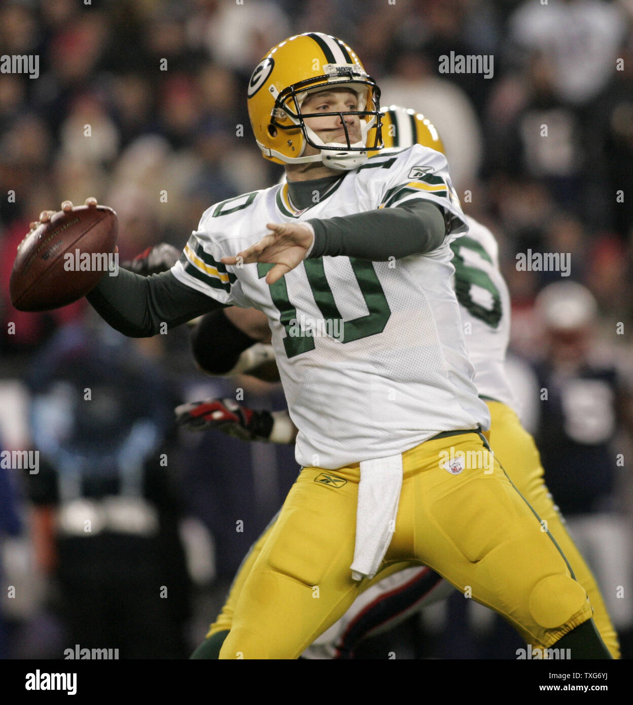 Green Bay Packers quarterback Matt Flynn scende di nuovo per un pass nel primo trimestre contro il New England Patriots al Gillette Stadium di Foxboro, Massachusetts su dicembre 19, 2010. UPI/Matthew Healey Foto Stock