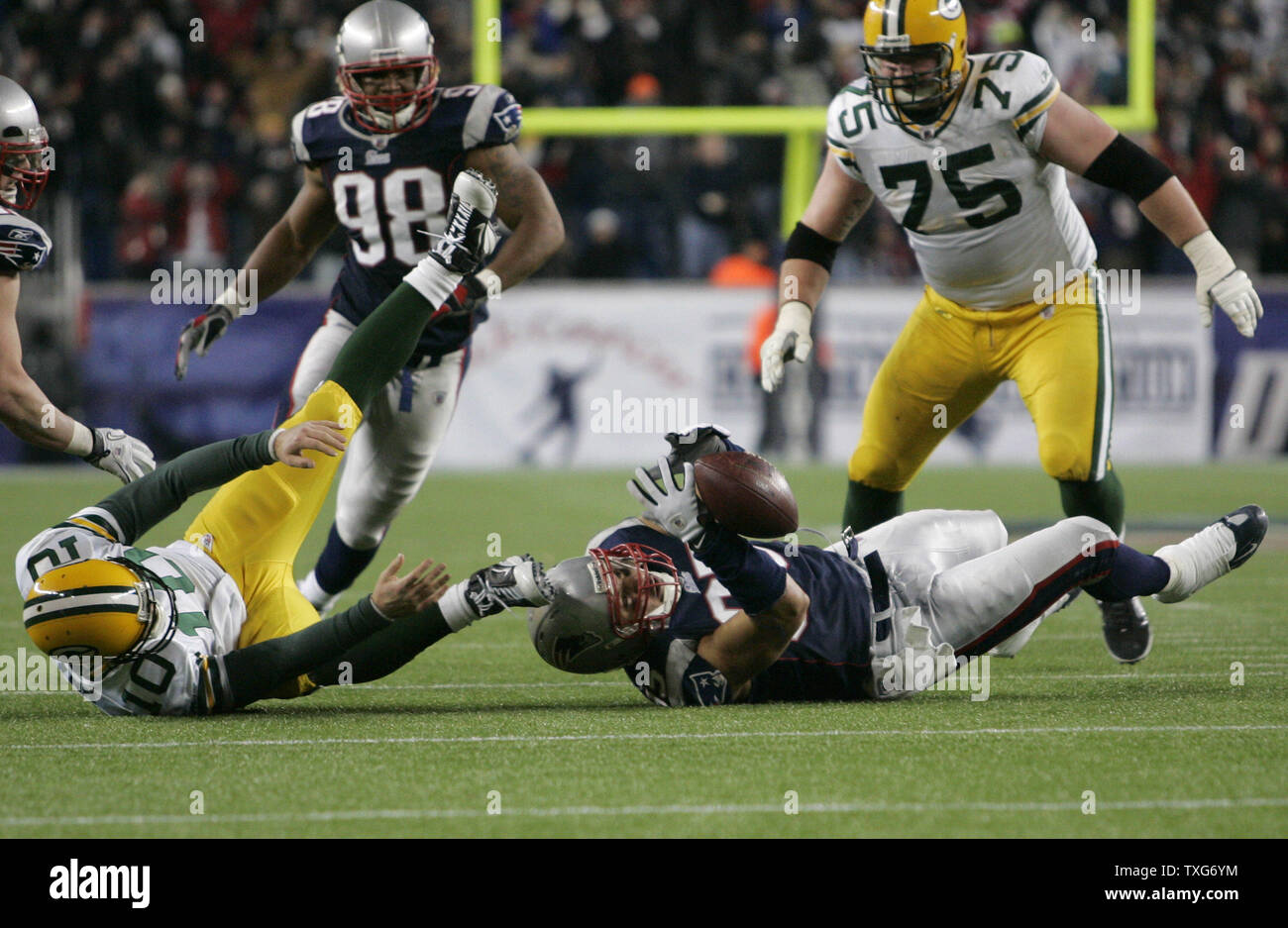 New England Patriots linebacker Tully Banta-Cain (95) raggiunge per un armeggiò con palla dopo i saccheggi Green Bay Packers quarterback Matt Flynn (10) sull'ultimo gioco nel quarto trimestre a Gillette Stadium di Foxboro, Massachusetts su dicembre 19, 2010. I patrioti hanno sconfitto gli imballatori 31-27. UPI/Matthew Healey Foto Stock