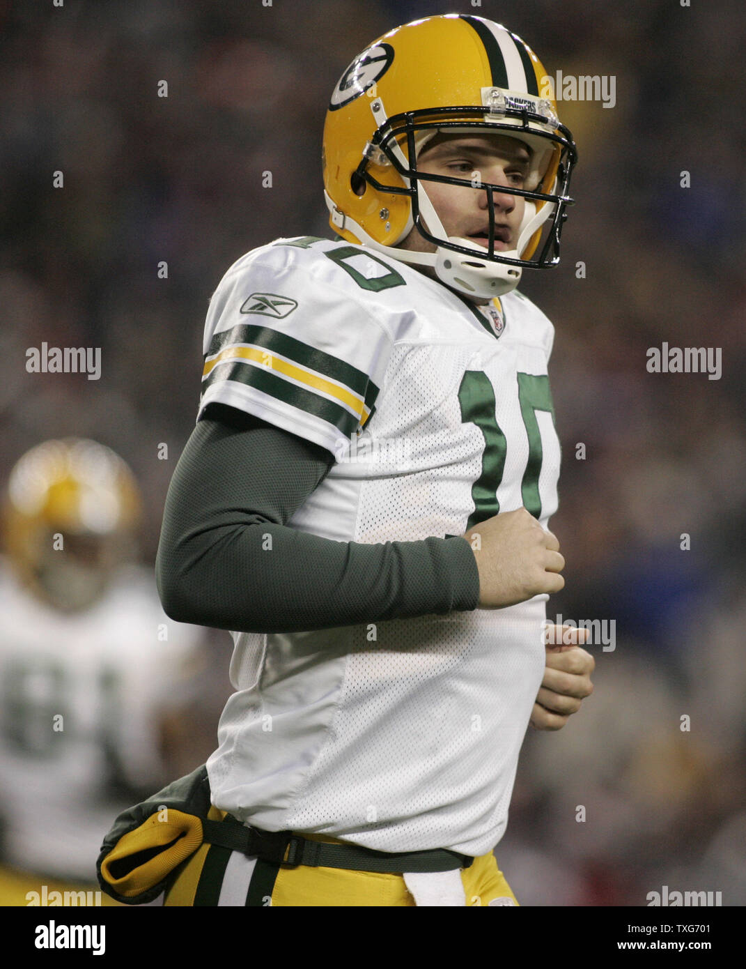 Green Bay Packers quarterback Matt Flynn corre al marginale nel primo trimestre contro il New England Patriots al Gillette Stadium di Foxboro, Massachusetts su dicembre 19, 2010. I patrioti hanno sconfitto gli imballatori 31-27. UPI/Matthew Healey Foto Stock