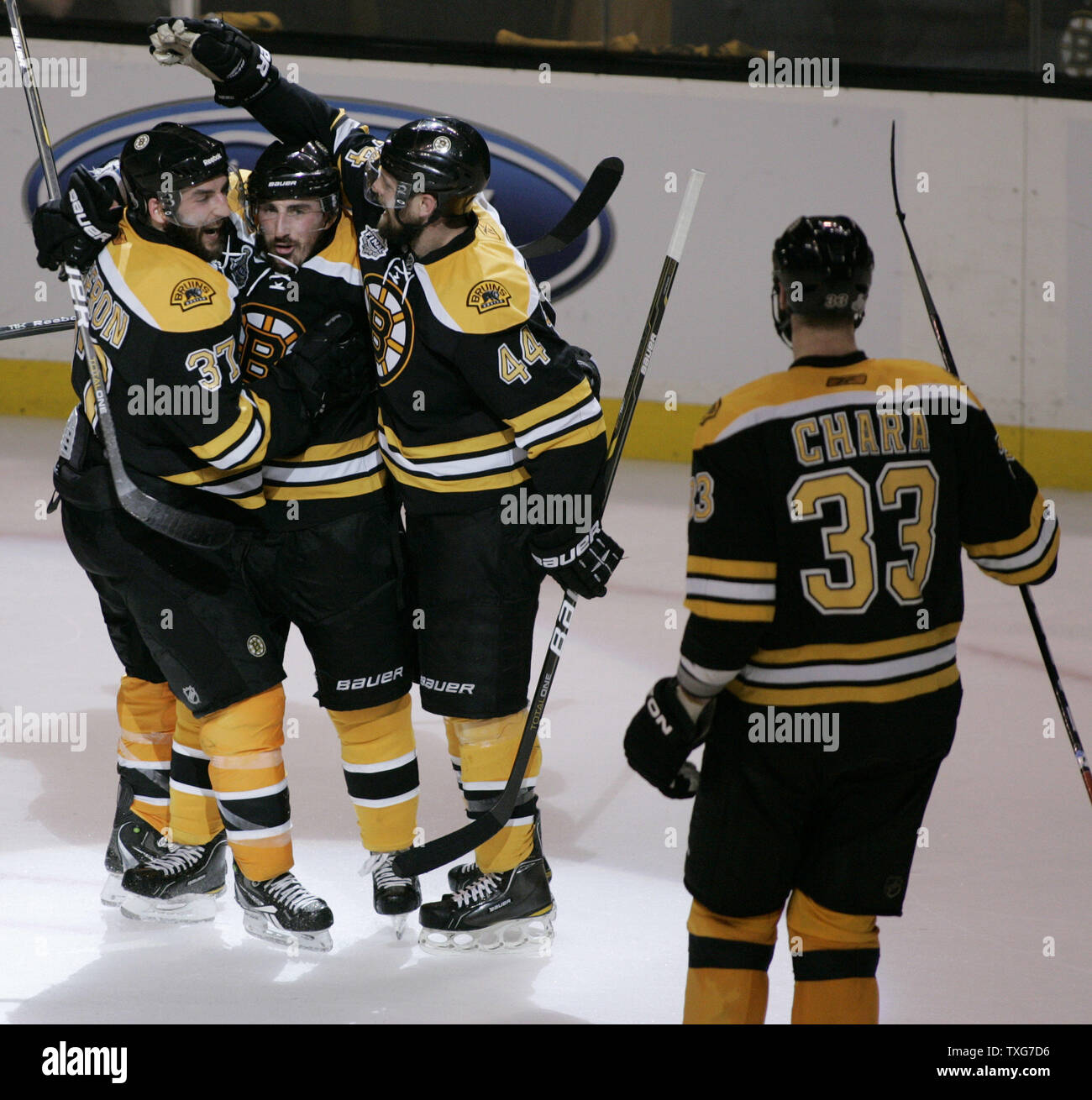 Boston Bruins center Patrice Bergeron (37), defenceman Dennis Seidenberg (44) e defenceman Zdeno Chara (33) congratularmi con il compagno di squadra Brad Marchand sul suo gol contro il Vancouver Canucks nel secondo periodo di gioco quattro della Stanley Cup Final a TD Garden di Boston, Massachusetts il 8 giugno 2011. UPI/Matthew Healey Foto Stock