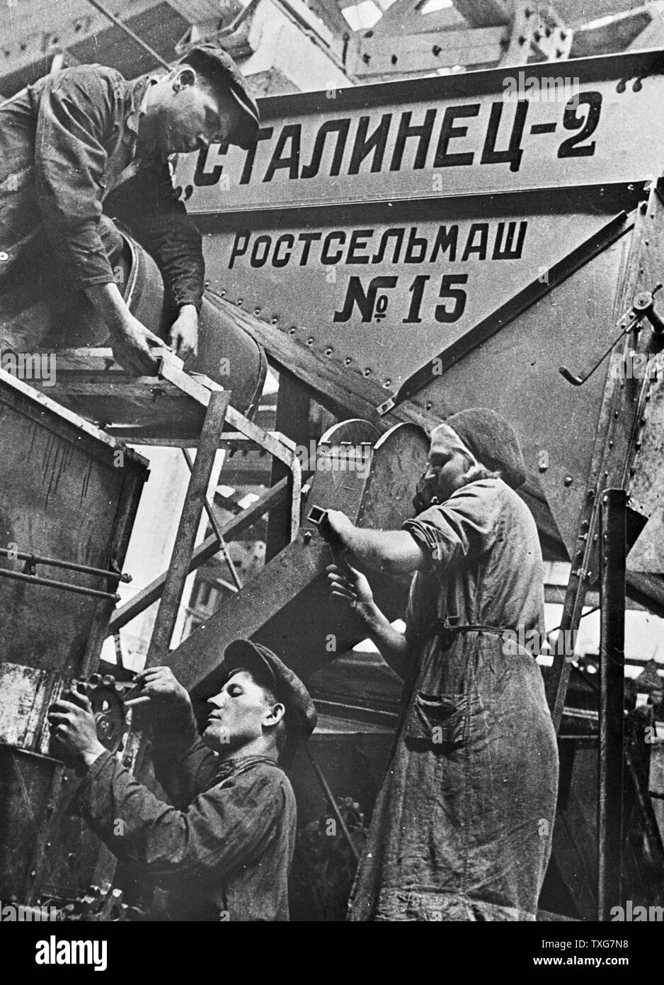Gli uomini e le donne a lavorare in una fabbrica a Rostov-on-Don, URSS Foto Stock