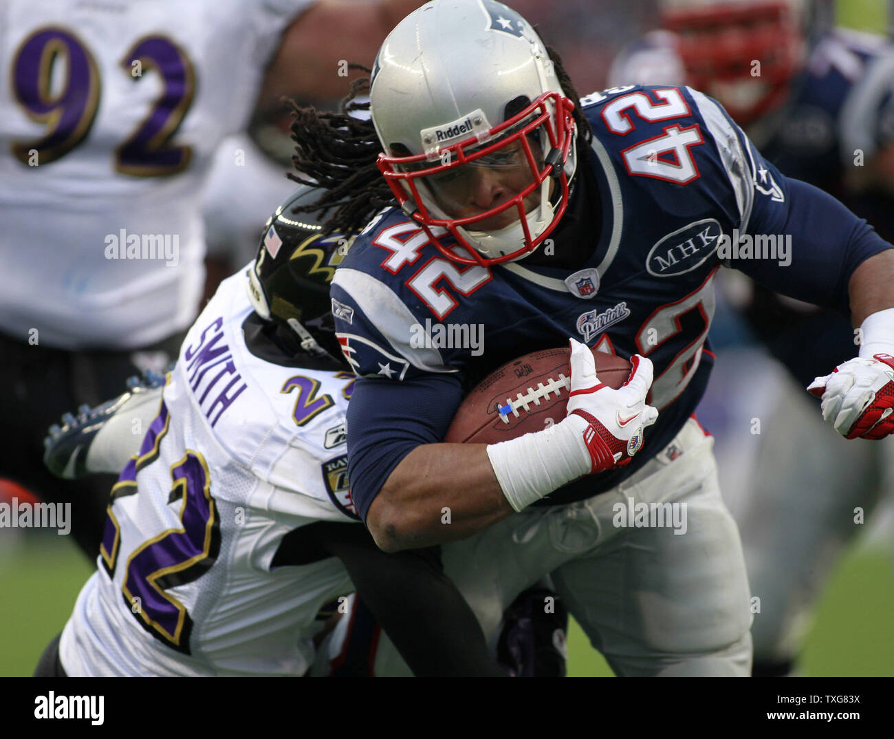 New England Patriots running back BenJarvus Green-Ellis (42) cariche nella zona di estremità su un cantiere sette touchdown nel secondo trimestre contro i Baltimore Ravens nella AFC partita di campionato a Gillette Stadium di Foxboro, Massachusetts il 22 gennaio 2012. UPI/Matthew Healey Foto Stock