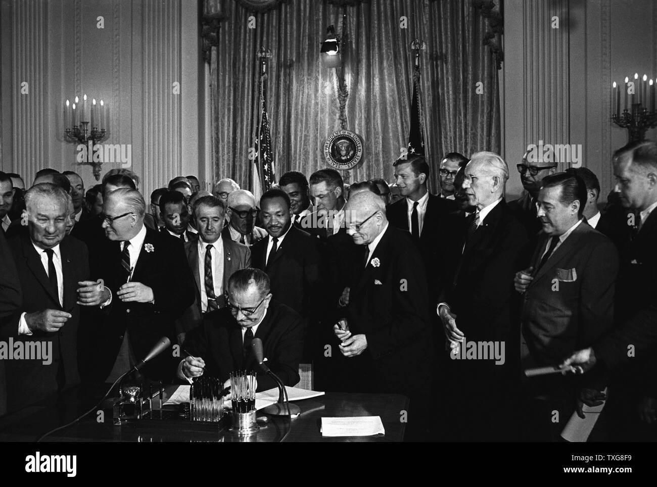 Lyndon Baines Johnson, indicato come LBJ, servito come il trentaseiesimo Presidente degli Stati Uniti (1963-1999). Lyndon Johnson firma il Civil Rights Act, 2 luglio 1964. Martin Luther King Jr guarda il presidente Foto Stock