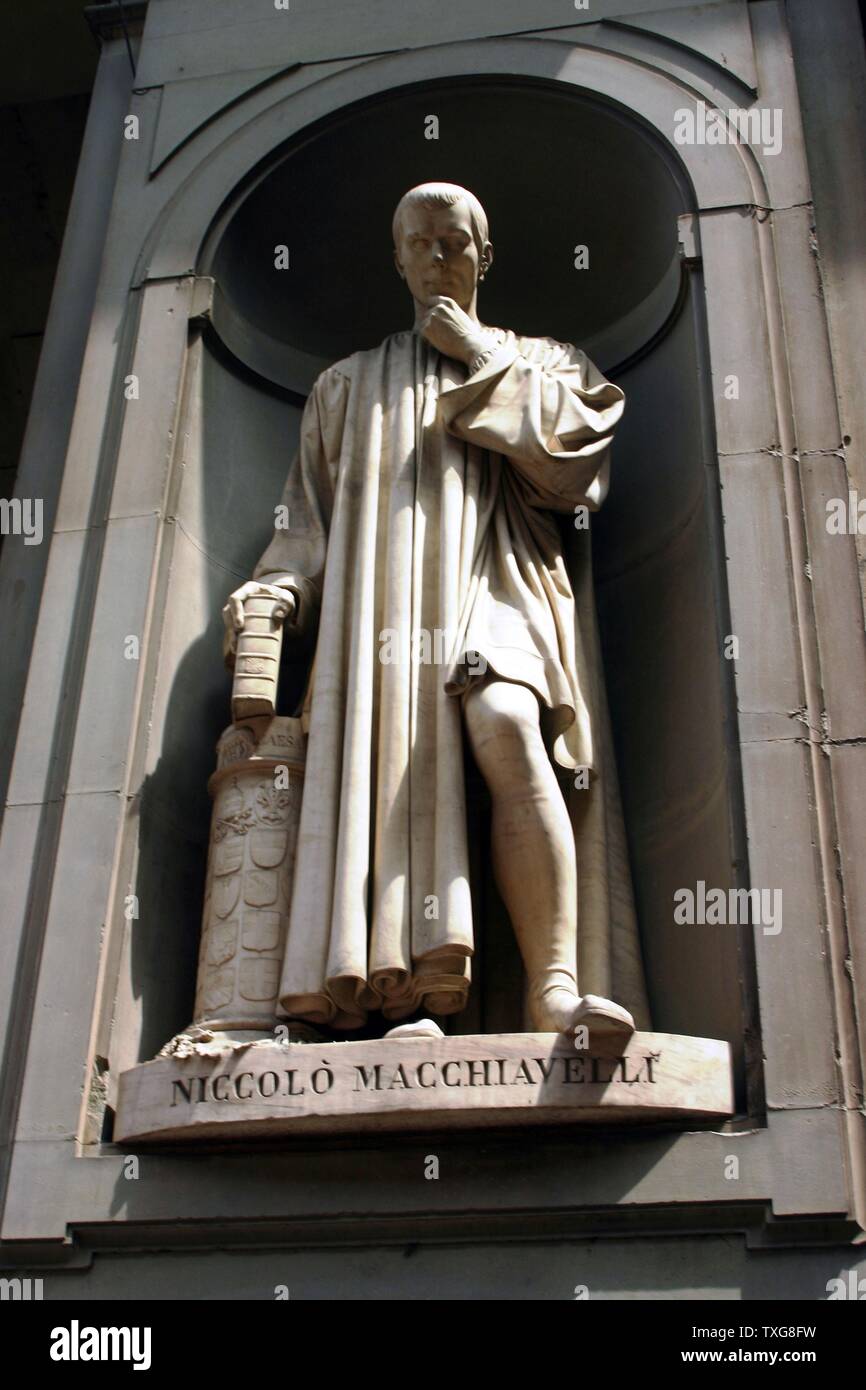 Niccolò di Bernardo dei Macchiavelli, filosofo italiano e scrittore, considerato uno dei principali fondatori della moderna scienza politica Statua di Niccolò Macchiavelli Foto Stock