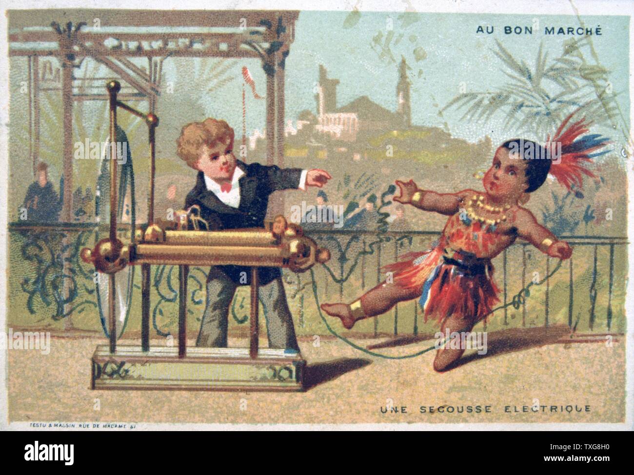 Una scossa elettrica piccolo bimbo mostrato dando un native american bambino un ammortizzatore con una statica della macchina elettrica. "Au Bon Marché" scheda commerciale, Parigi Foto Stock