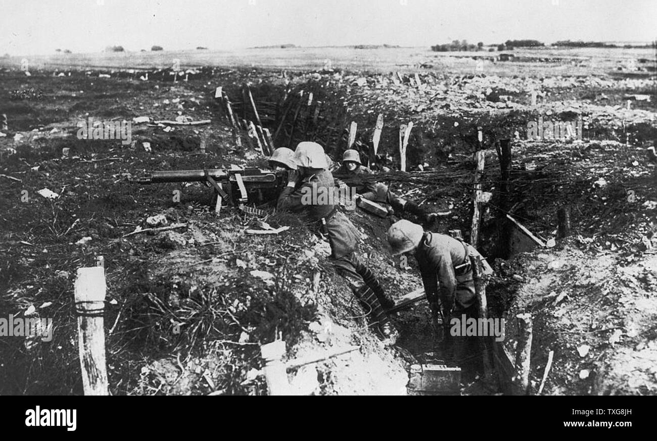 La prima guerra mondiale : Tedesco mitragliatrice unità in una trincea Foto Stock