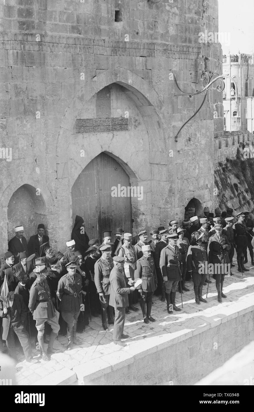 La prima guerra mondiale : Maresciallo di Campo Allenby (Comandante egiziano di forze Expeditionary) Entrata in Gerusalemme, 11 dicembre 1917. Haddad Bey leggendo la proclamazione in arabo. Foto Stock