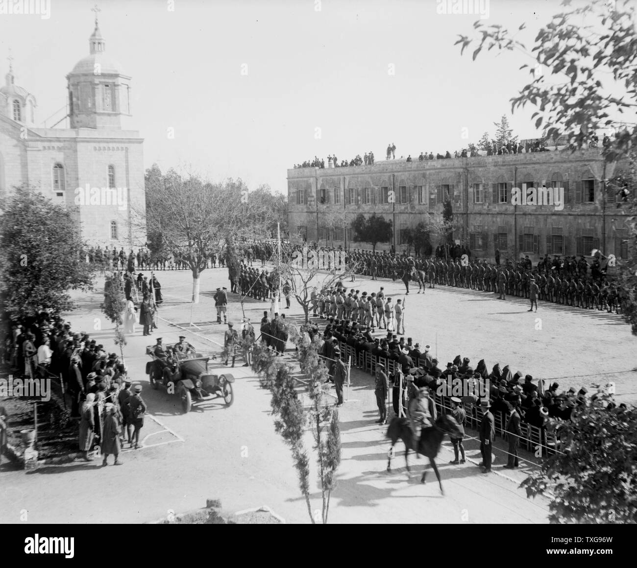 La prima guerra mondiale : Maresciallo di Campo Allenby (Comandante egiziano di forze Expeditionary) Entrata in Gerusalemme, 11 dicembre 1917. Haddad Bey leggendo la proclamazione in arabo. Foto Stock