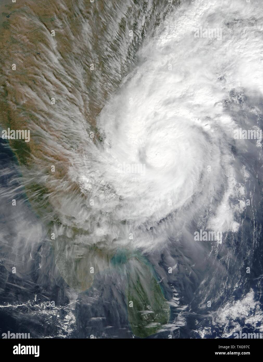 A sud-est dello stato indiano di Andhra Pradesh rastrellata dal ciclone tropicale 03B in early 16 dicembre 2003. La tempesta di vento, piogge pesanti e temperature fresche, costretto circa 20.000 persone a fuggire dalle loro case Credit NASA Foto Stock