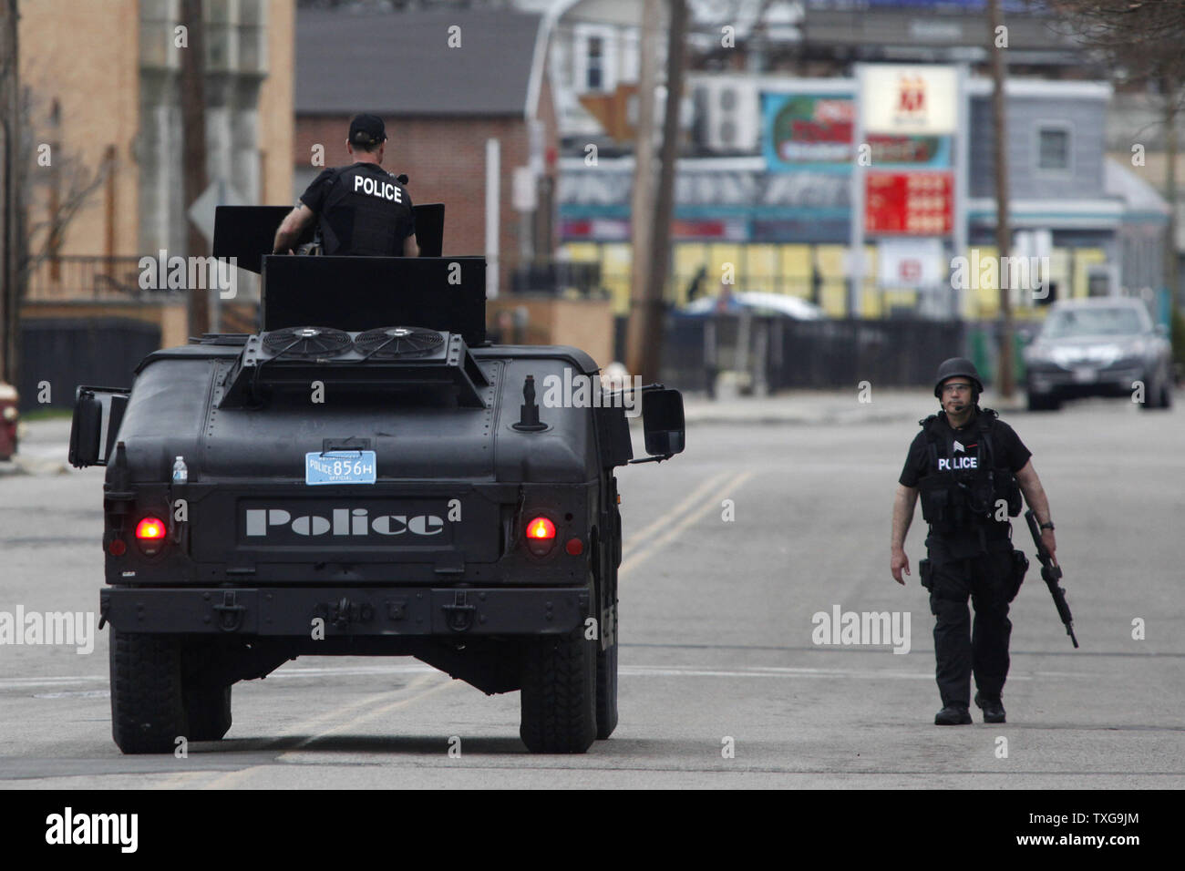 Un team SWAT cancella Bigelow Avenue durante una massiccia manhunt per uno dei due Boston Marathon bombardamento sospetti su Aprile 19, 2013. Lunedì la Maratona di Boston il bombardamento di sinistra tre morti e oltre 170 feriti. UPI/Matthew Healey Foto Stock