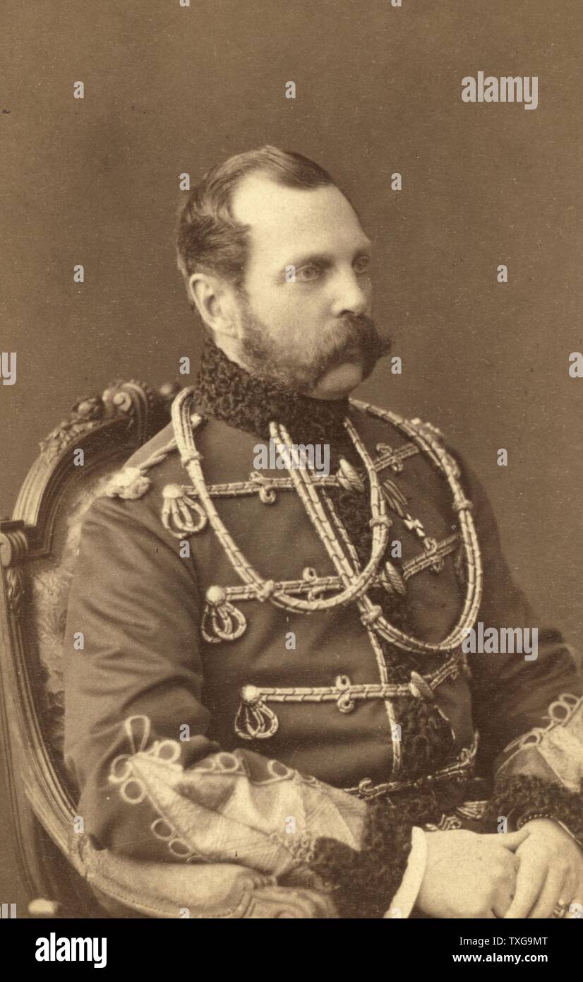 Alessandro II Zar di Russia dal 1855. Assassinato a San Pietroburgo. Tre-quarto ritratto di Alexander in uniforme militare seduto, rivolto verso destra. Foto Stock