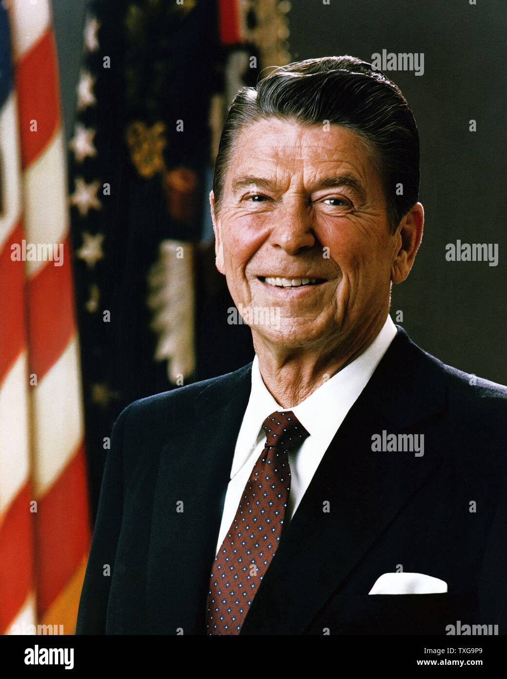 Ritratto ufficiale del Presidente Ronald Reagan, 1981. Ronald Wilson Reagan è stato il quarantesimo Presidente degli Stati Uniti (1981-1989) e la 33a governatore di California (1967-1975). Foto Stock