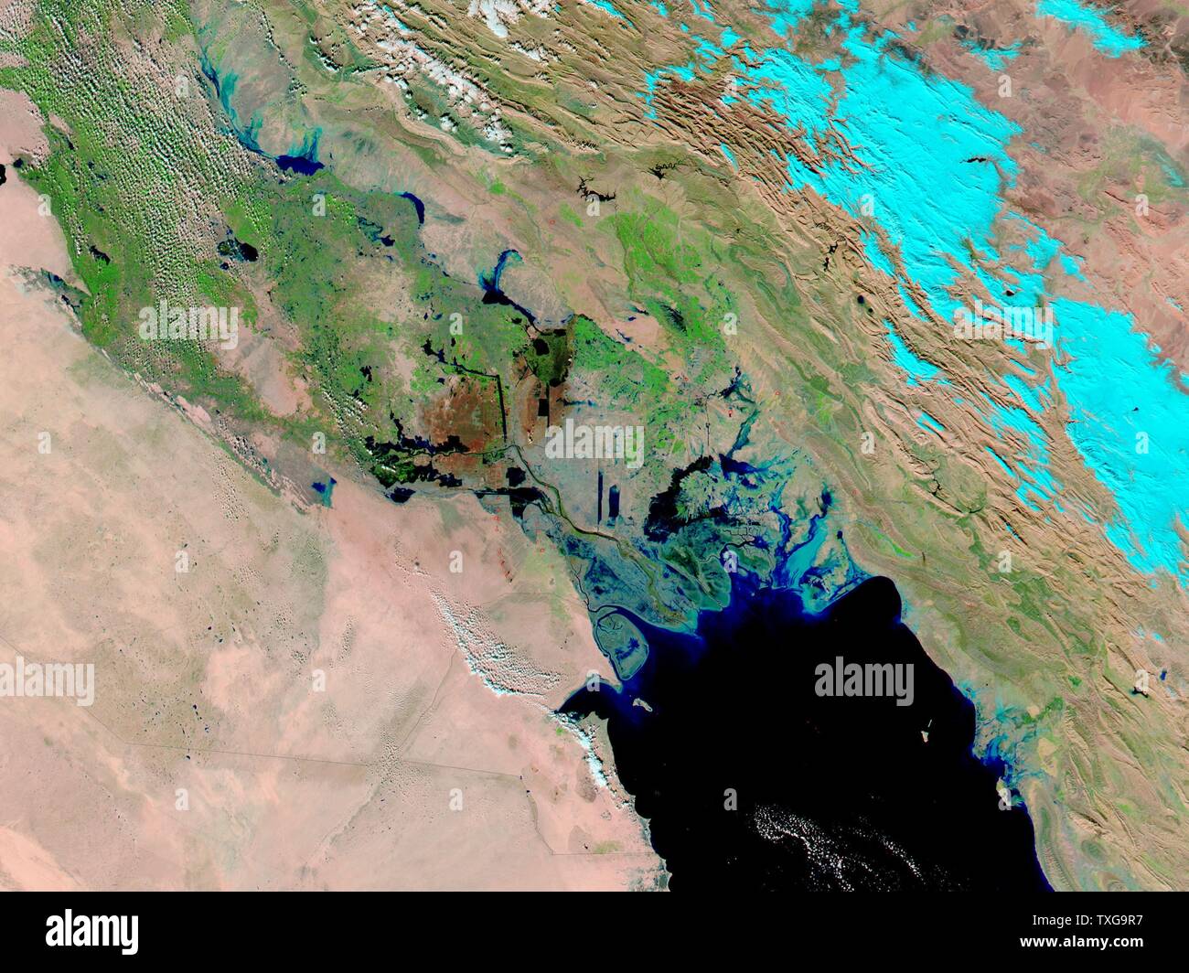 Le piogge invernali ed eventualmente la fusione della neve all Iran del monti Zagros riempire le paludi e laghi poco profondi di meridionale ed orientale e Iraq. La luce blu è la montagne innevate in Iran fotografia - NASA Foto Stock