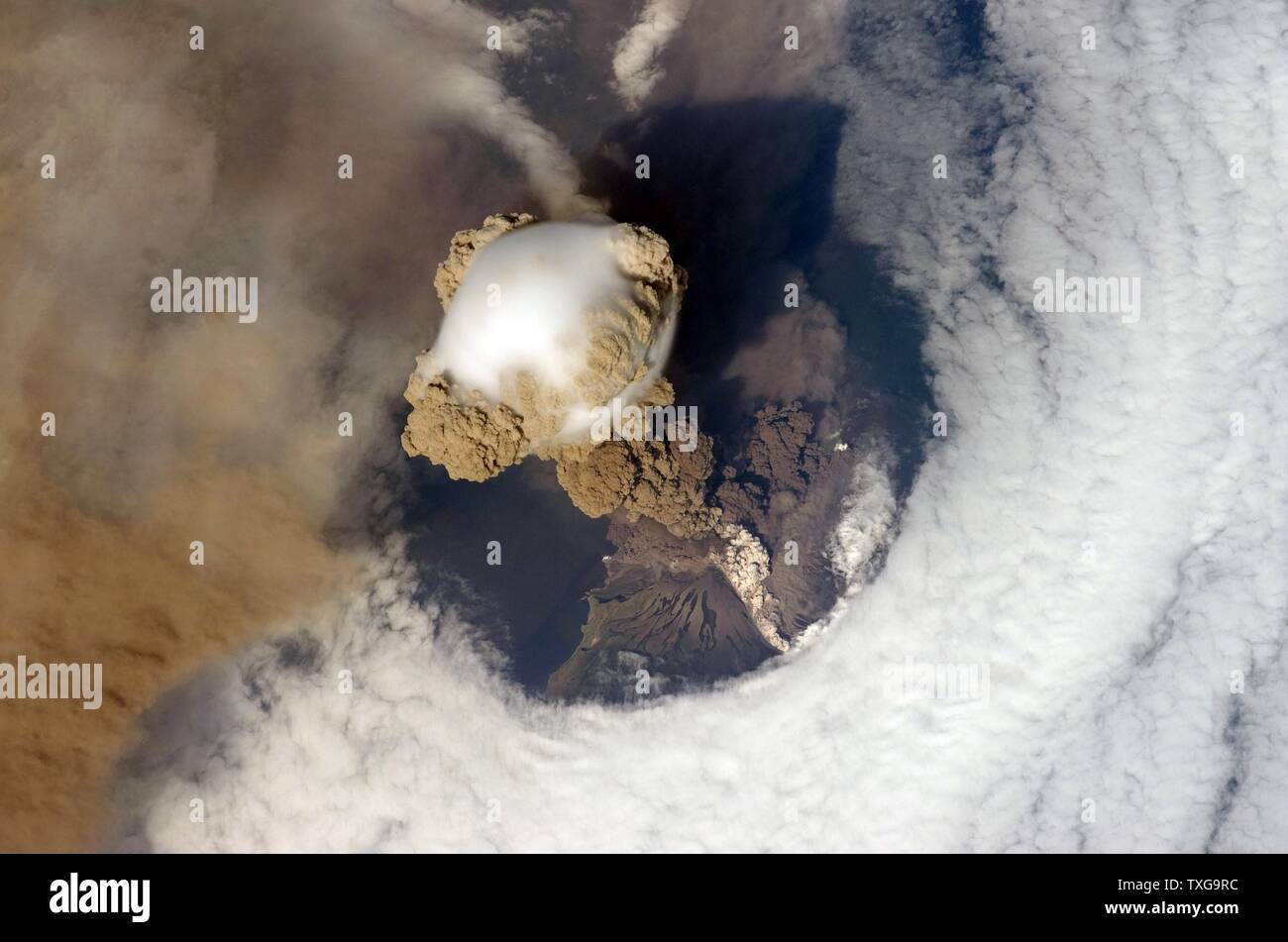 Eruzione del picco Sarychev Vulcano, isole Curili (nord-est del Giappone), 12 giugno 2009 la materia bianca sul lato del vulcano è flusso piroclastico visto dalla Stazione Spaziale Internazionale - La NASA Foto Stock