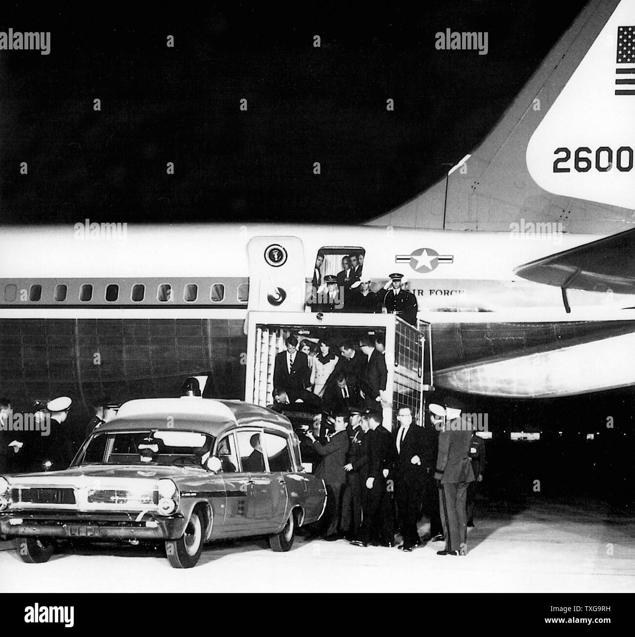 Aeromobili che trasportano il corpo di John Fitzgerald Kennedy (29 maggio 1917 - 22 novembre 1963), trentacinquesimo presidente degli Stati Uniti, che serve da 1961 fino al suo assassinio nel 1963. Foto Stock
