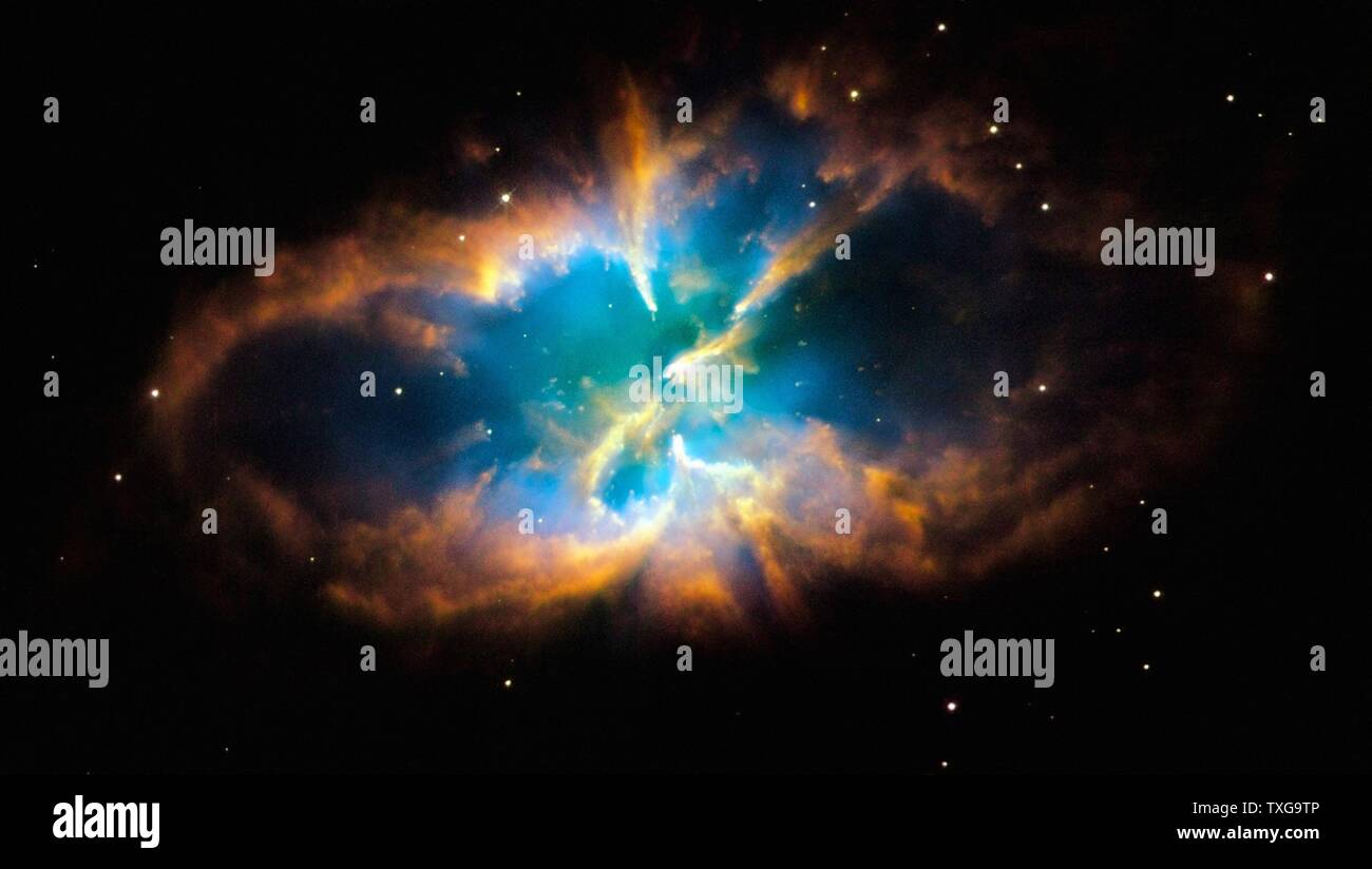 Nebulosa planetaria NGC 2818 nel sud della costellazione di Pyxis (bussola). Strati incandescente e il guscio di gas sono stati creati quando una stella di spargere i suoi strati esterni nello spazio dopo esaurimento del combustibile nucleare fotografia - NASA Foto Stock