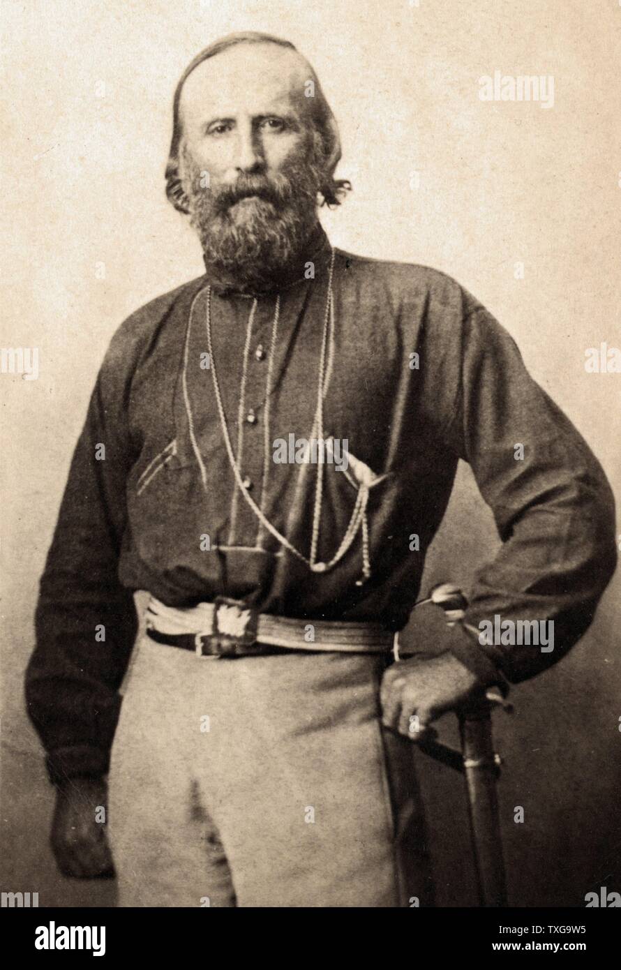 Giuseppe Garibaldi a Napoli, Italia -1861. Soldato italiano, nazionalista e politico. Tre quarti ritratto in piedi rivolto verso la parte anteriore. Foto Stock