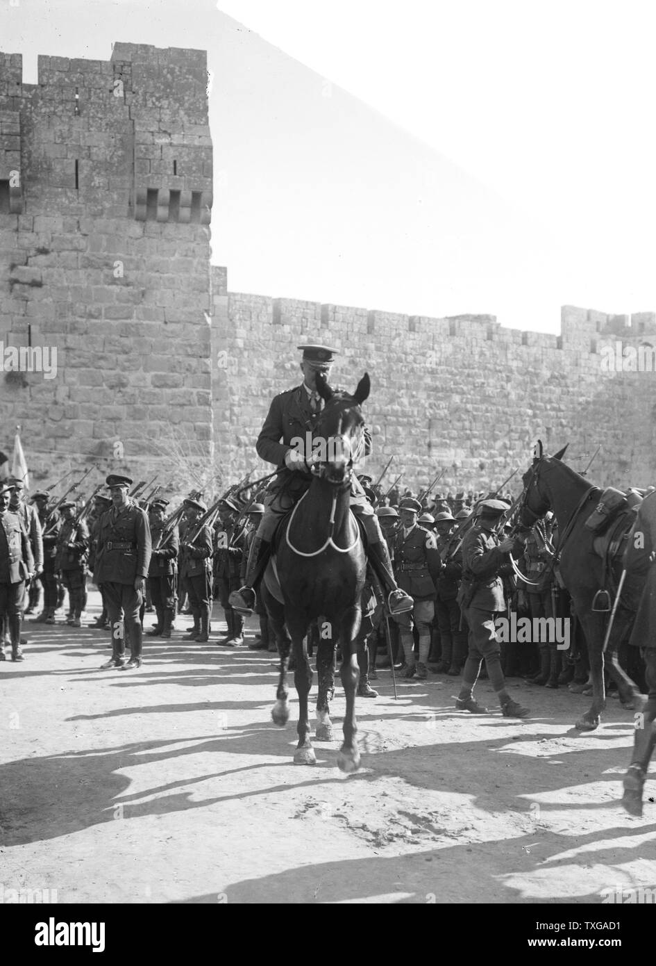 General Allenby entrando in Gerusalemme alla Porta di Jaffa, 11 dicembre, 1917. Edmund Allenby, primo Visconte Allenby (1861-1936) un soldato britannico. Servita nella Seconda guerra boera e nella I guerra mondiale aveva ordinato l'Egiziano forza expeditionary in Palestina e in Siria. Foto Stock