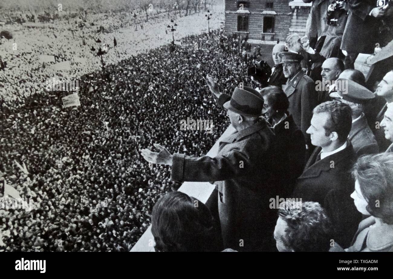 Il generale Francisco Franco (1892-1975) leader spagnoli con sua moglie Carmen Polo e Juan Carlos successivamente Re di Spagna. 1969 Foto Stock