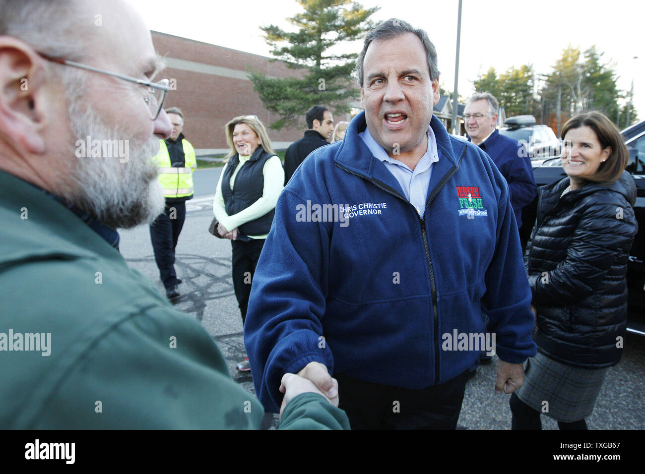 New Jersey governatore Chris Christie (C) stringe la mano con un sostenitore come moglie Mary Pat Christie (R) guarda, dopo Christie ha parlato agli elettori a MacKenna ha il ristorante di New London, New Hampshire il 3 novembre 2014. Christie è stato in visita a sostegno candidato repubblicano per il senatore nel New Hampshire, Scott Brown. UPI/Matthew Healey Foto Stock