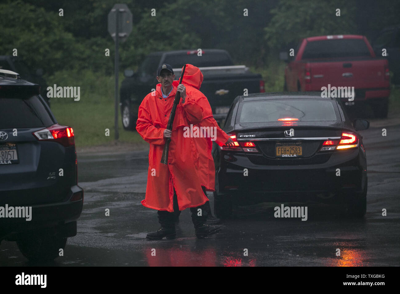 Membri della New York State Department di correzioni e di sorveglianza comunitaria di arresto e i veicoli di ricerca a un blocco stradale su Picketts angoli, Strada in Saranac, New York durante una caccia ai due prigionieri Fuggiti il 12 giugno 2015. I due prigionieri David sudore e Richard Matt scampato carcere di massima sicurezza in Dannemora, New York inizio il 6 giugno e non hanno bee visto. Foto di Matteo Healey/UPI Foto Stock