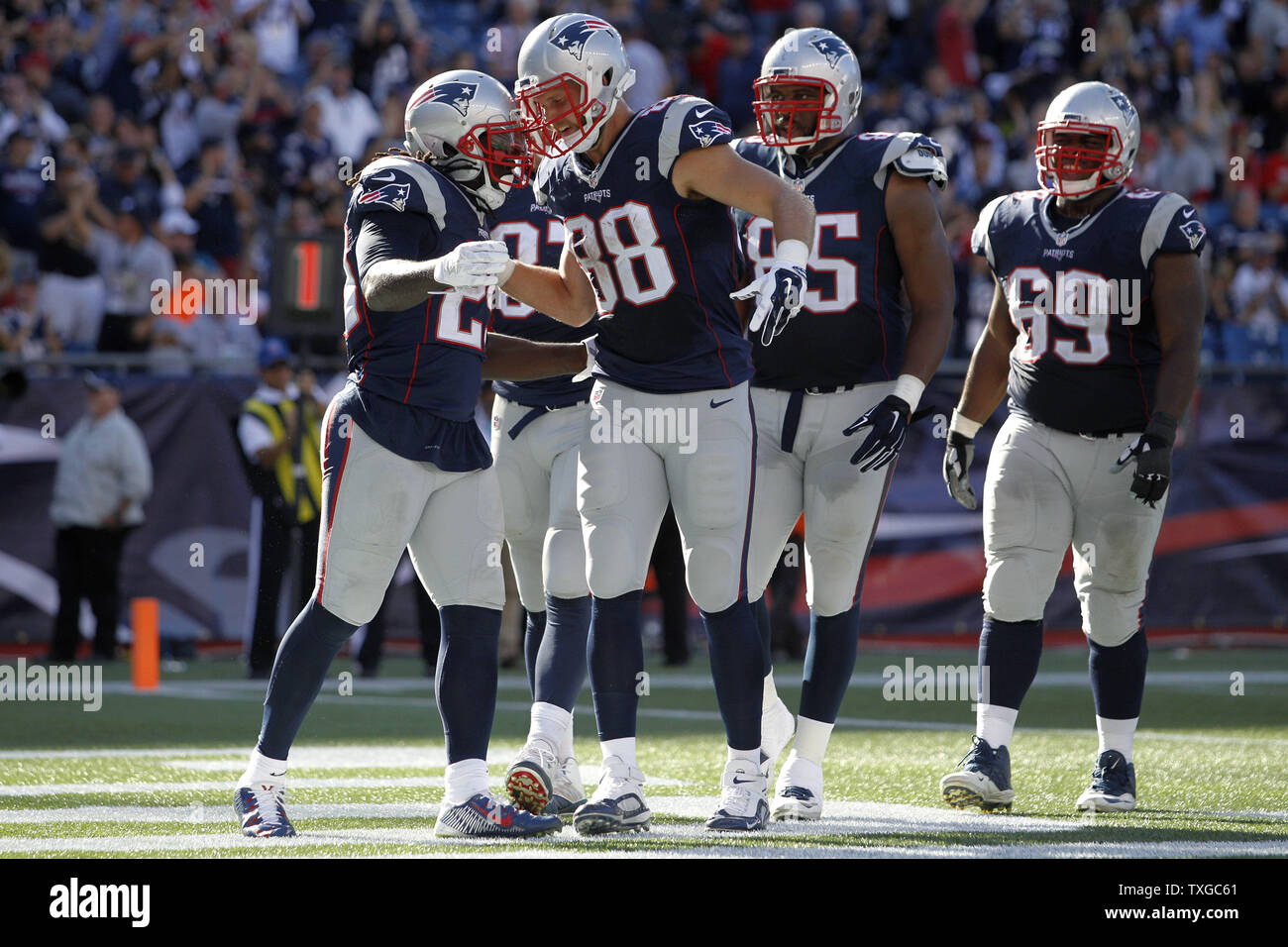 New England Patriots running back LeGarrette Blount (29) è congratulato da estremità a tenuta Scott Chandler (88) Dopo Blount segnato su di un cantiere trasportano nel quarto trimestre contro Jacksonville Jaguars a Gillette Stadium di Foxborough, Massachusetts il 27 settembre 2015. I patrioti hanno sconfitto i giaguari 51-17. Foto di Matteo Healey/ UPI Foto Stock