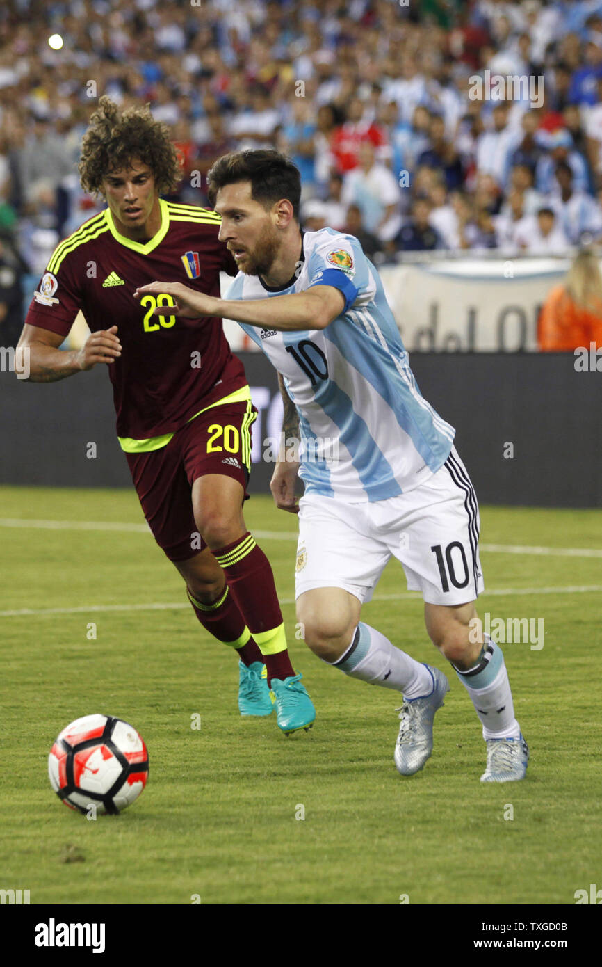 Argentina centrocampista Lionel Messi (10) è inseguito dal Venezuela defender Rolf Feltscher (20) nella seconda metà del 2016 Copa America Centenario quarterfinal corrispondono a Gillette Stadium di Foxborough, Massachusetts il 18 giugno 2016. L'Argentina ha sconfitto il Venezuela 4-1. Foto di Matteo Healey/UPI Foto Stock