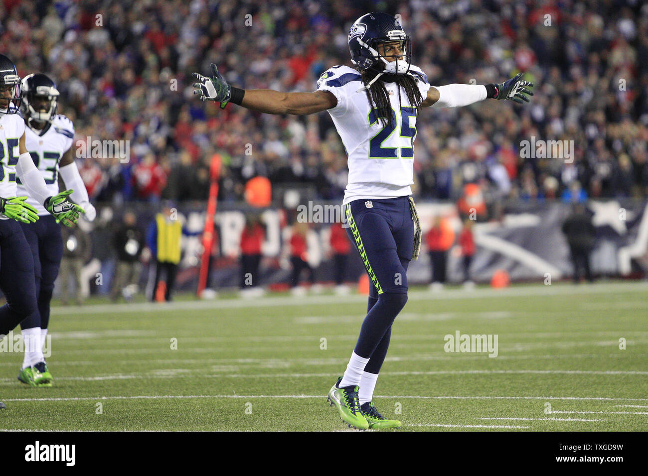 Seattle Seahawks corner torna Richard Sherman (25) celebra dopo il Seahawks fermato il New England Patriots nei secondi finali del quarto trimestre a Gillette Stadium di Foxborough, Massachusetts il 13 novembre 2016. Il Seahawks sconfitto i patrioti 31-24. Foto di Matteo Healey/ UPI Foto Stock