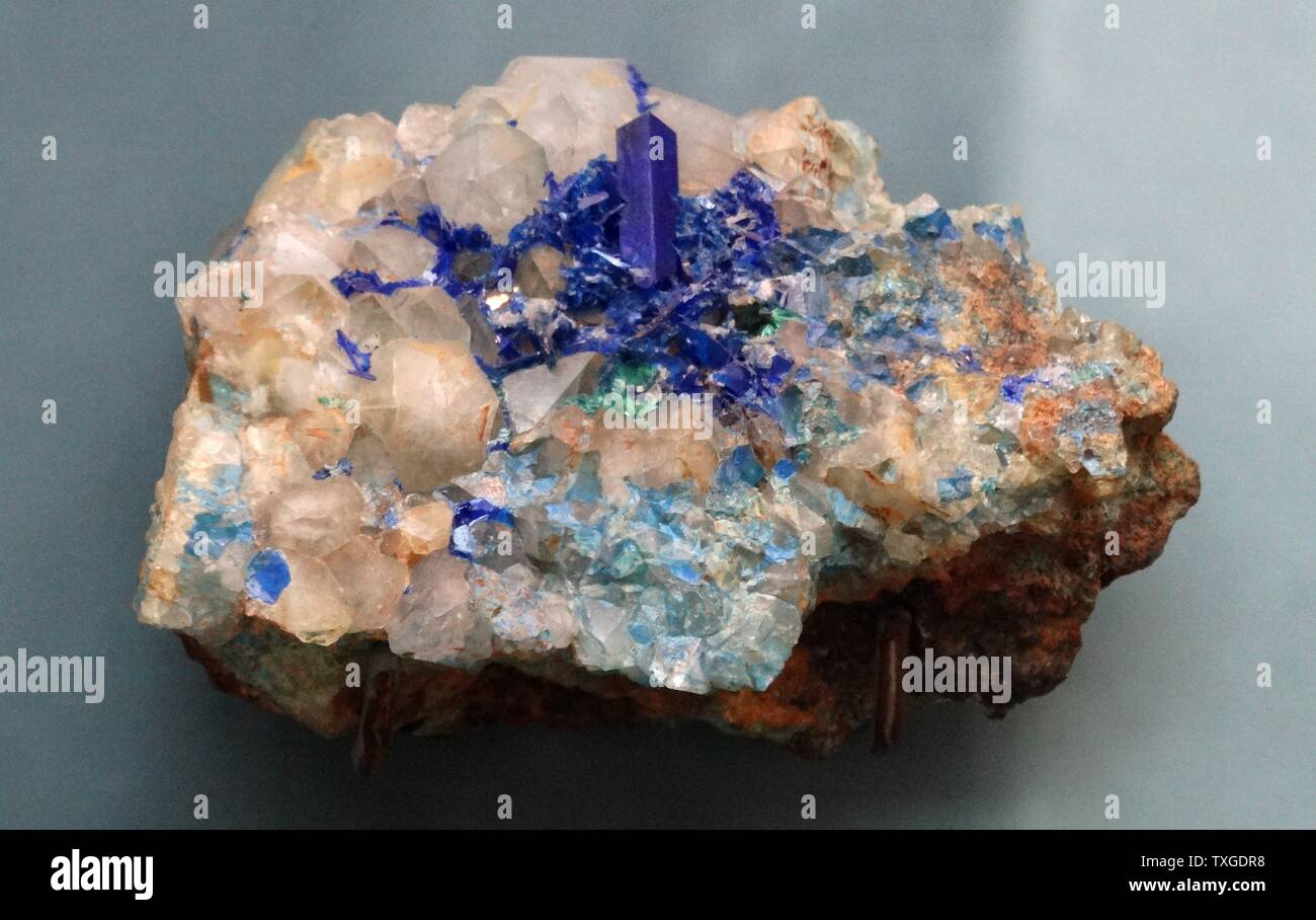 Linarite, minerale cristallino formato mediante ossidazione di galena e calcopirite. Dal rosso Gill, Caldbeck Fells, Cumbria. Datata 2015 Foto Stock