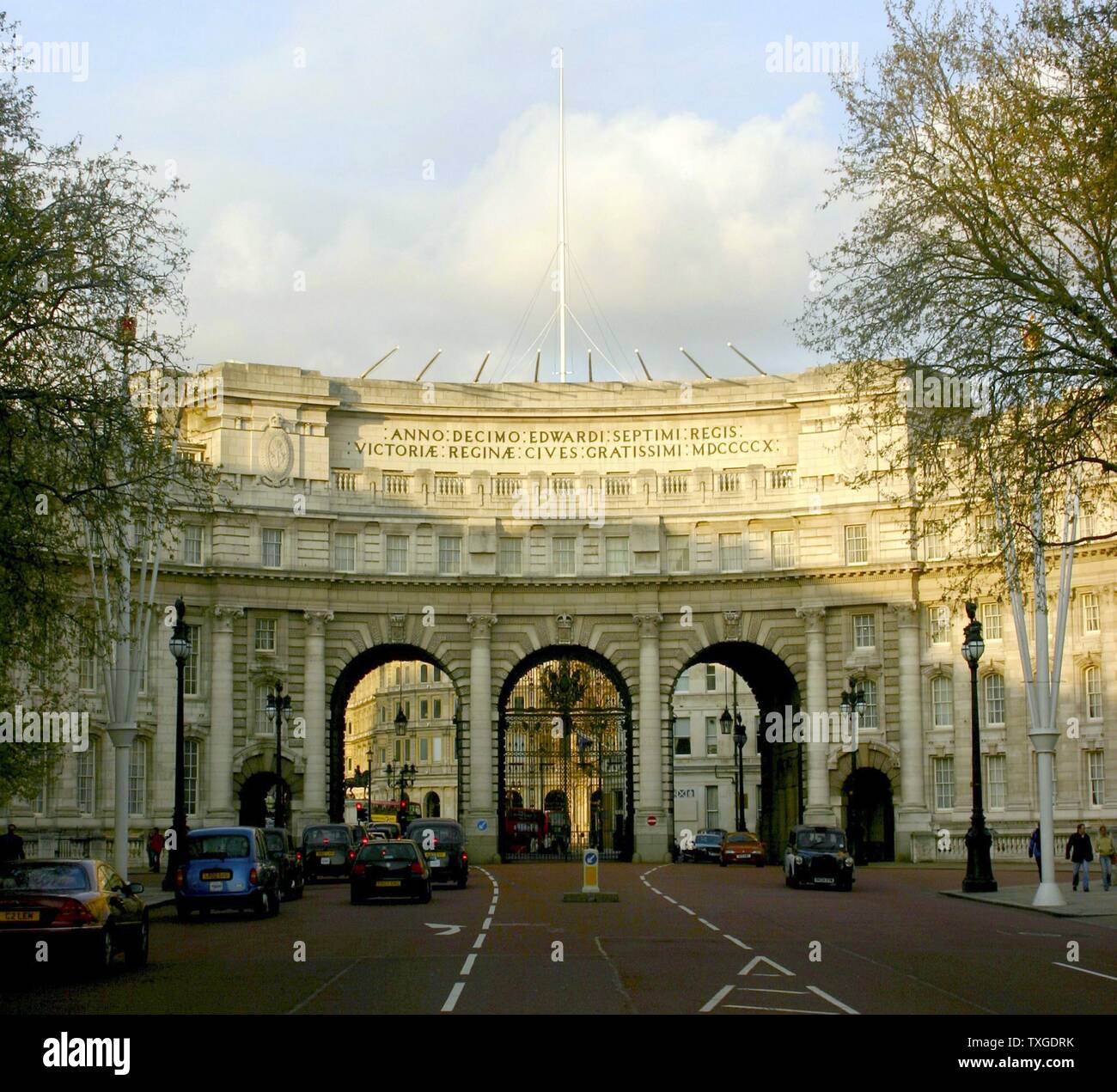 Fotografia della Admiralty Arch, commissionato da re Edoardo VII in memoria di sua madre regina Victoria. Il centro commerciale di Londra. Datata 2015 Foto Stock