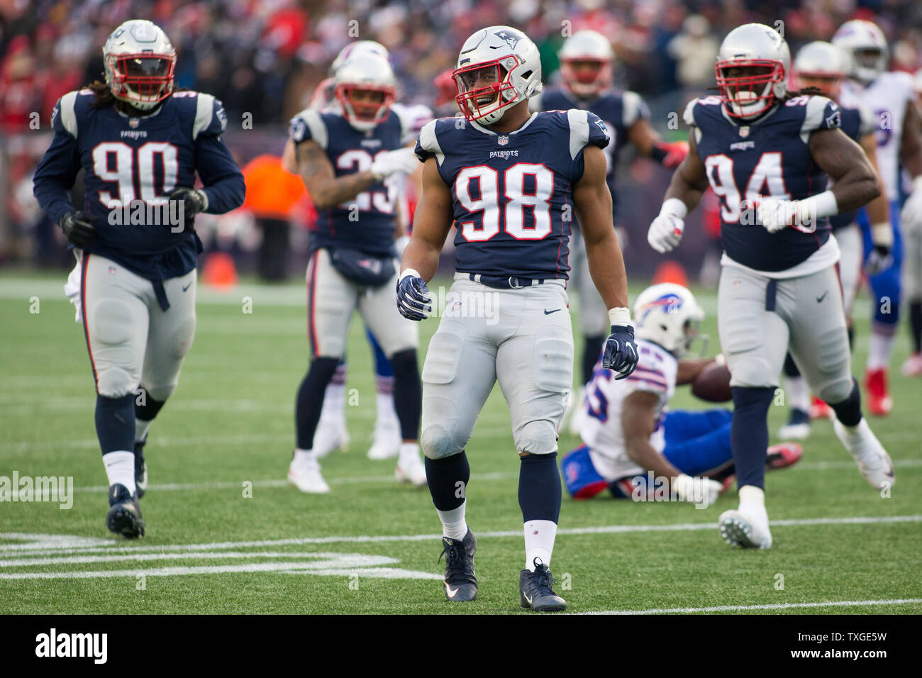 New England Patriots defensive lineman Trey fiori (98) celebra un arresto di Buffalo Bills running back LeSean McCoy (25) nel terzo trimestre a Gillette Stadium di Foxborough, Massachusetts, il 24 dicembre 2017. I patrioti hanno sconfitto le bollette 37-16. Foto di Matteo Healey/UPI Foto Stock