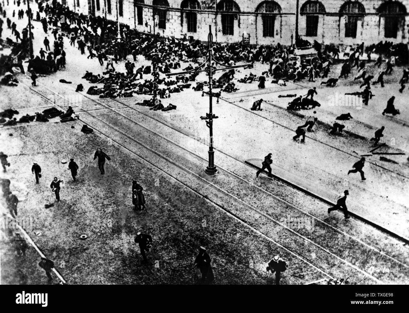 Fotografia protesta bolscevica diffusa dalle pistole di macchina durante la rivoluzione russa, Nevsky Prospect, Petrograd. Datata 1917 Foto Stock