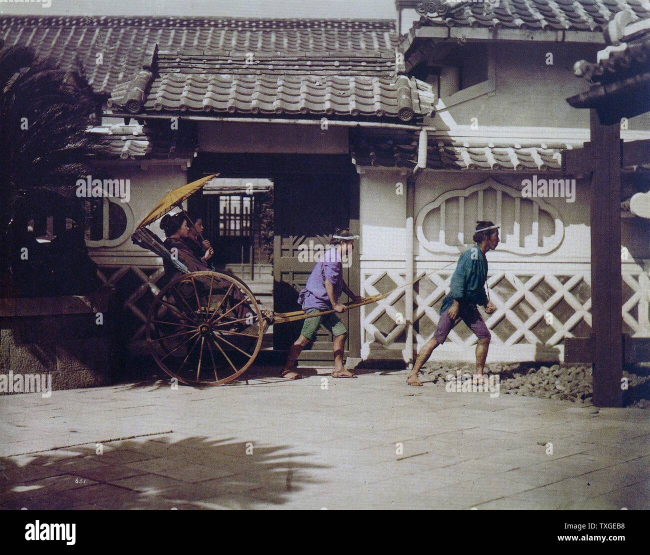 Colorate a mano fotografia di donne giapponesi essendo carted intorno da Felice Beato (1832-1909) Italian-British fotografo. Datata 1869 Foto Stock