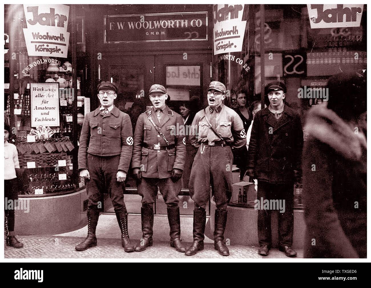 Fotografia di nazisti cantando per incoraggiare un boicottaggio del presunto ebreo-fondata Woolworths. Datata 1933 Foto Stock
