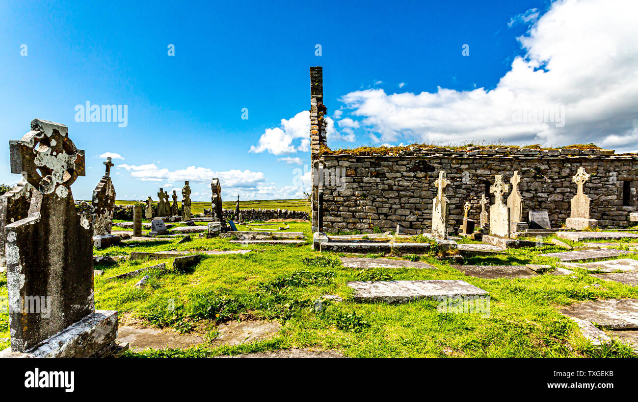 Vista meravigliosa sulle rovine della chiesa medievale di Killilagh e il cimitero del villaggio di Doolin, bella e soleggiata giornata di primavera Foto Stock