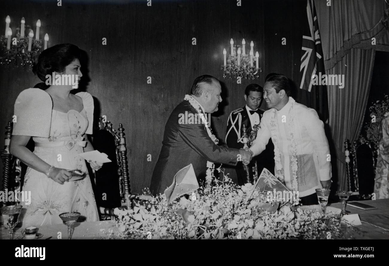 Fotografia del presidente Ferdinando Marcos (1917-1989) e la prima signora Imelda Marcos (1929) a Malacanang Palace. Datata 1966 Foto Stock