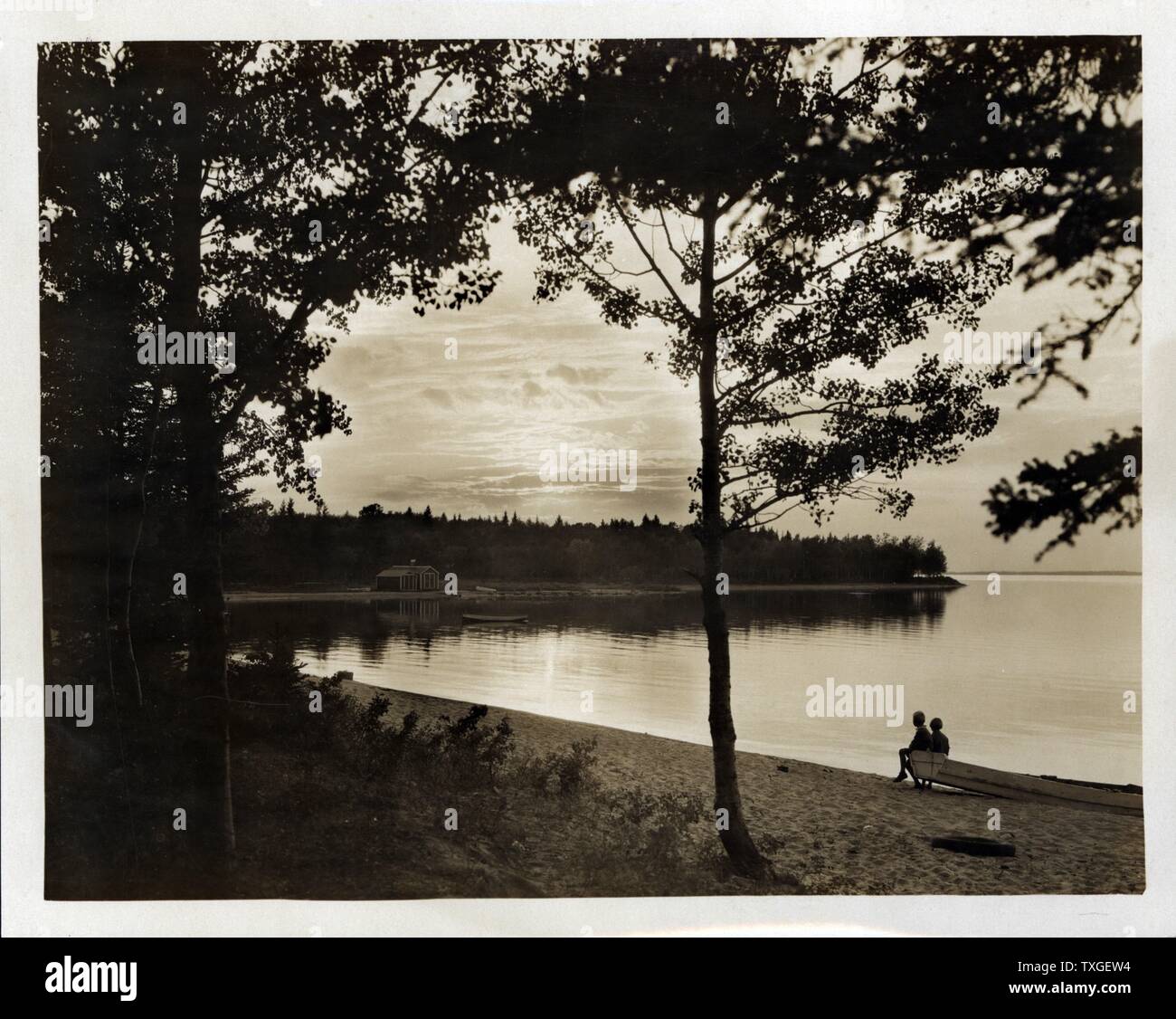 Fotografia di un tramonto sul lago, Equitazione Mountain National Park, Manitoba, Canada. Datata 1917 Foto Stock