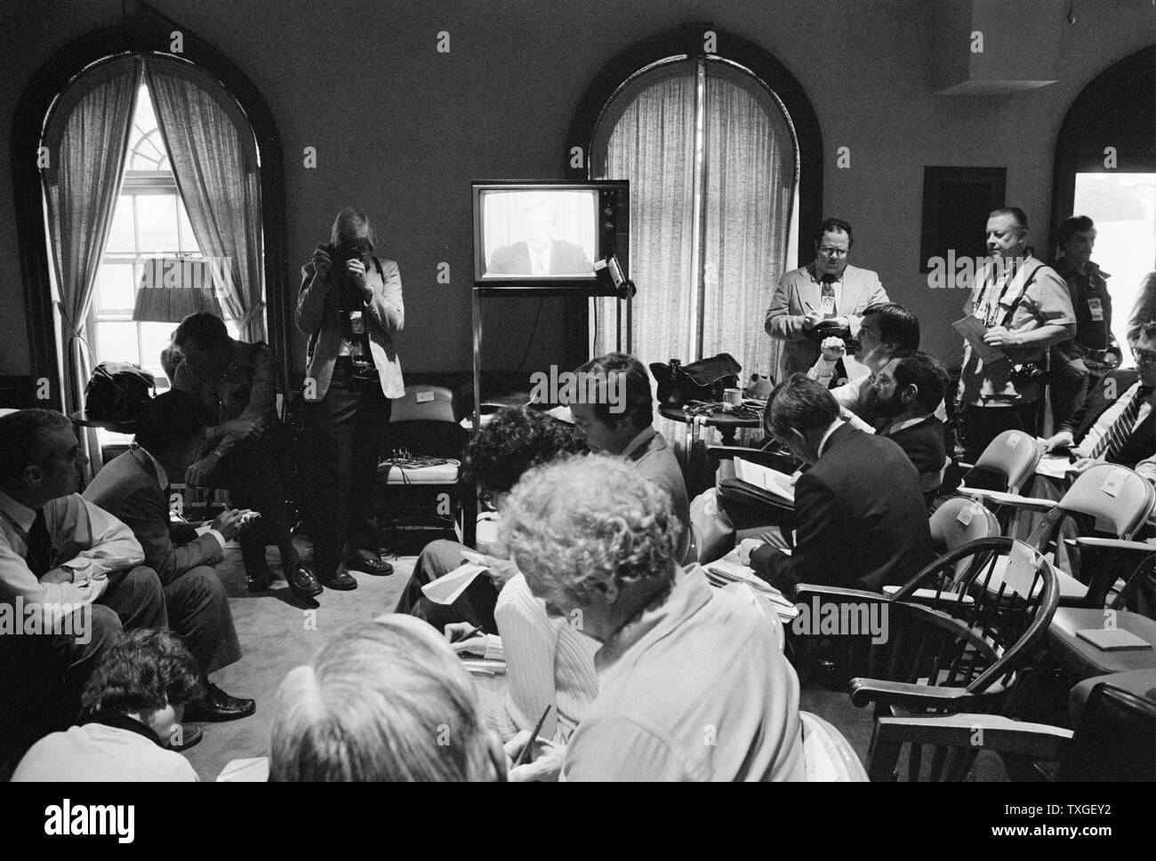 Fotografia del presidente Jimmy Carter (1924-) annunciando l aborto di operazione Eagle Claw - un tentativo di porre fine alla crisi Iraniana degli ostaggi. Datata 1980 Foto Stock