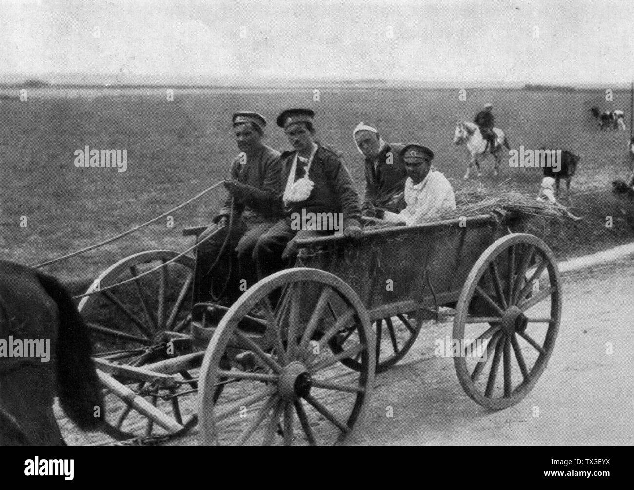 Soldati russi presi da una battaglia il tipo di carattere per il trattamento , durante la prima guerra mondiale nel 1915 Foto Stock