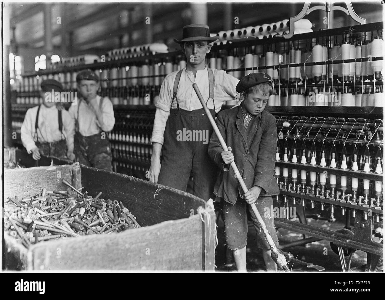 Il lavoro minorile: spazzatrice e doffer boys in Lancaster Cotton Mills, USA 1910 Foto Stock