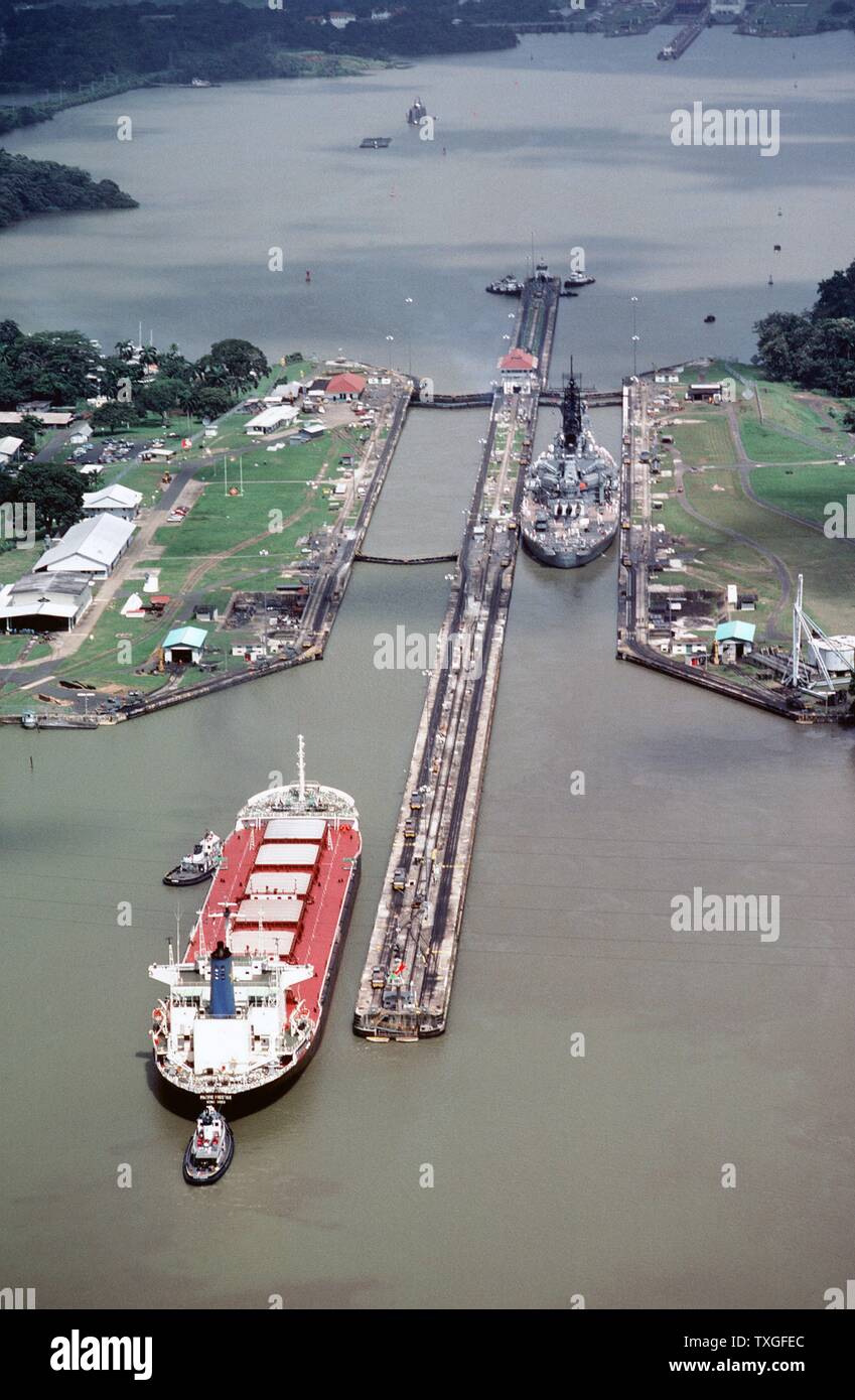 USS Iowa passando attraverso il canale di Panama, 1984 Foto Stock