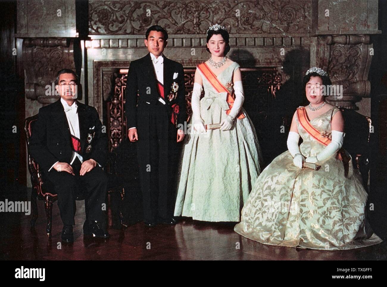 Nozze del Principe Ereditario Akihito e la principessa Michiko 1960. Hirohito imperatore e l'Imperatrice Nagako sono mostrati con il principe ereditario Akihito del Giappone Foto Stock