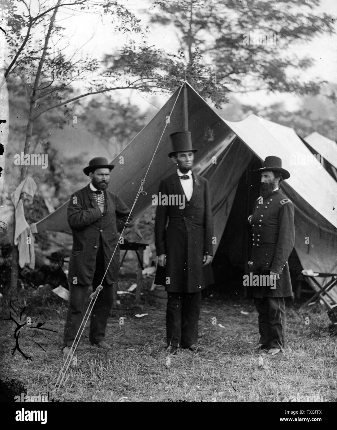 Il presidente statunitense Abraham Lincoln, con (sinistra) Allan Pinkerton (Pinkerton Detective Agency) e (a destra) il Generale John McClernand a Sharpsburg, Marylan1862 Foto Stock