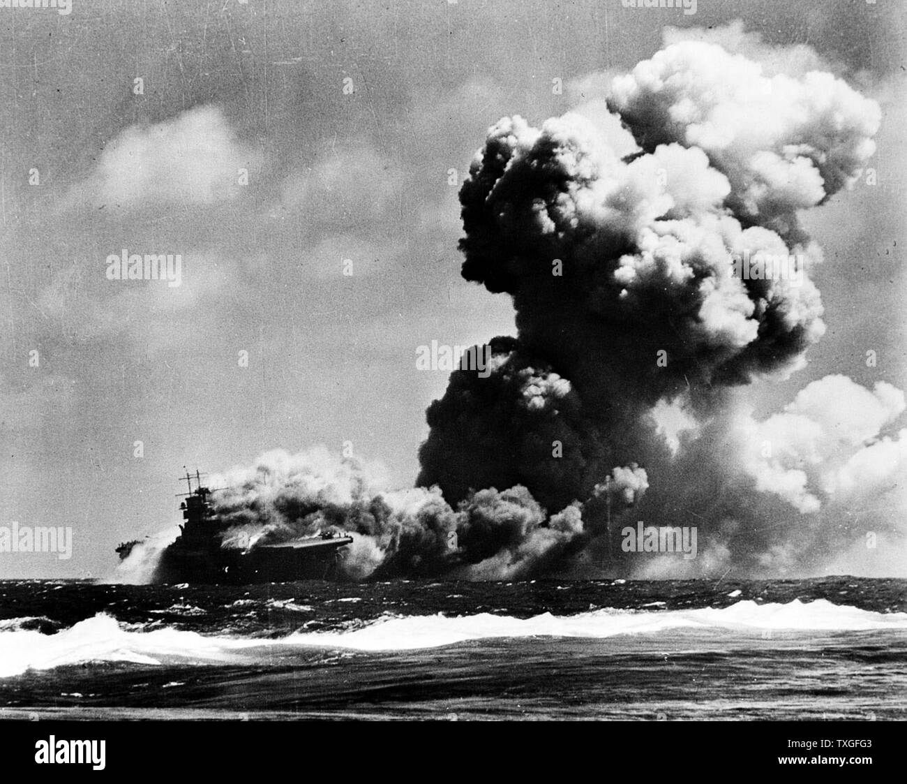 La seconda guerra mondiale: USS Wasp CV 7, bruciando dopo essere stato colpito da siluri da un sottomarino giapponese. Sep 1942 Foto Stock