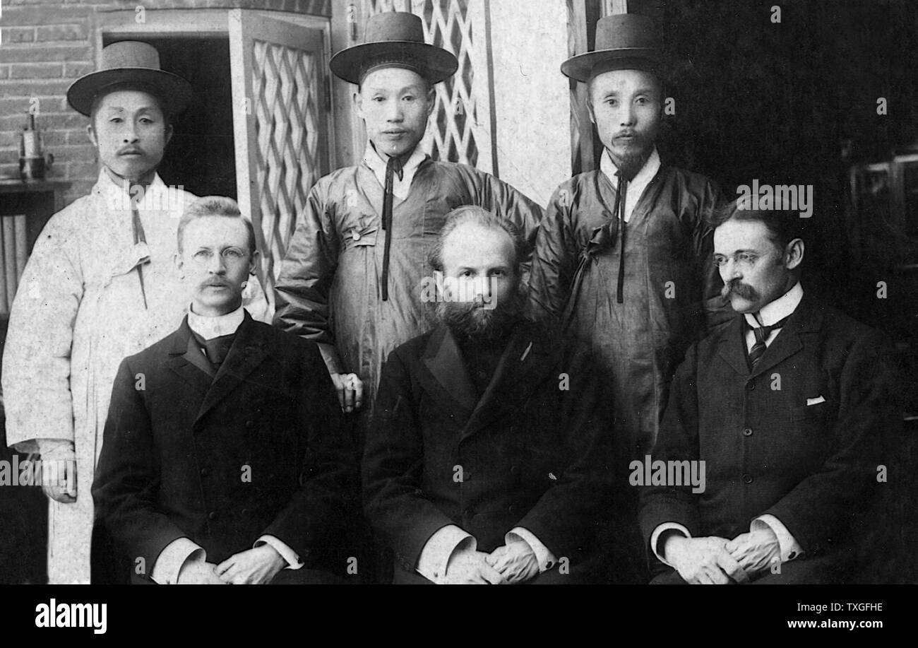 Missionari in Corea 1910. Il Consiglio di Amministrazione di traduttori del Nuovo Testamento Foto Stock