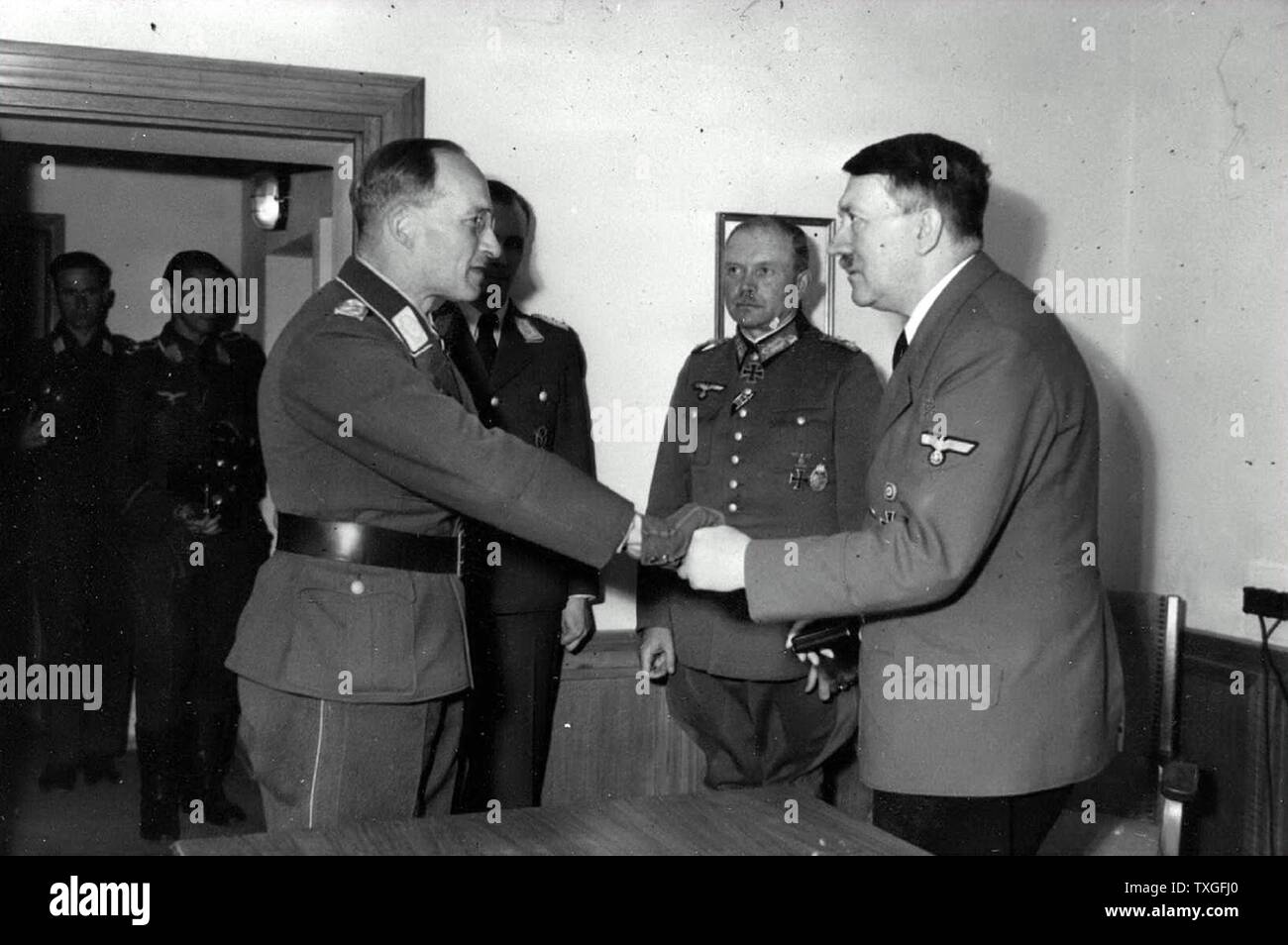 Adolf Hitler awards la croce di ferro al Luogotenente Generale Rainer Stahel, comandante della fortezza a Vilnius 1944 Foto Stock