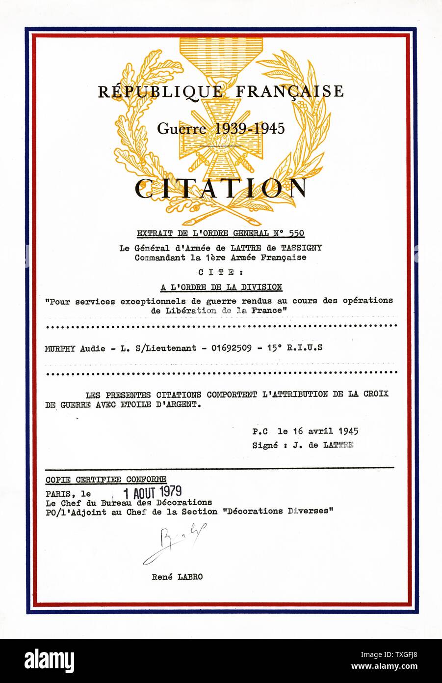 Certificato comprovante il premio a Audie Murphy dalla Francia, de la Croix de guerre con Silver Star Medal 1945. Audie Leon Murphy (20 giugno 1925 - 28 Maggio 1971) è stato uno dei più decorate American lotta contro i soldati della II guerra mondiale, Foto Stock